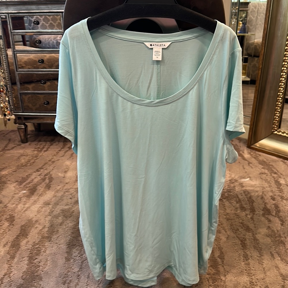 Mint green athleisire swing style top. Like new and in perfect condition.